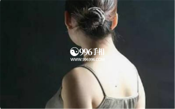 女人背部痣相
