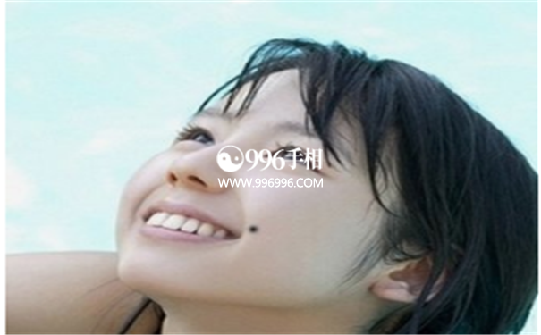 嘴角痣相