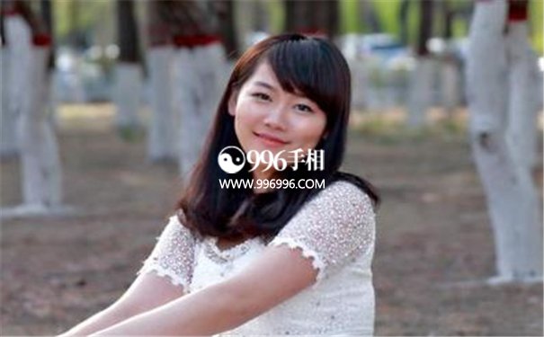 一脸福相的女孩