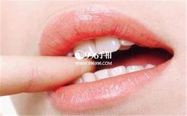 双唇红润且饱满