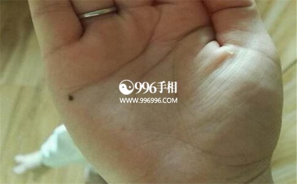 女性看手相